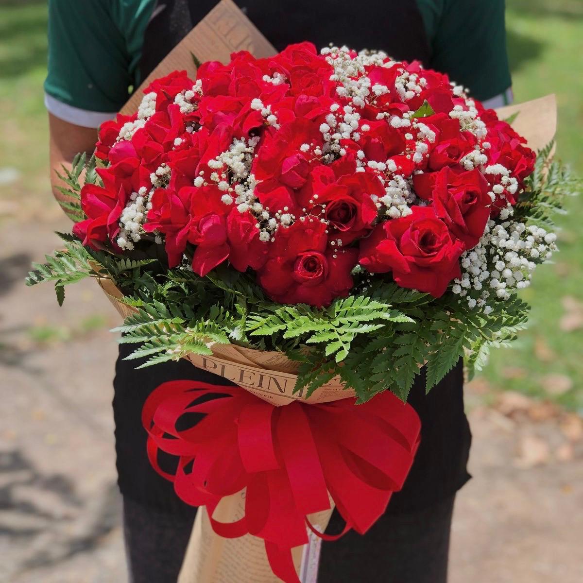 Buquê top de rosas vermelhos com 50 rosas e Gpison fila